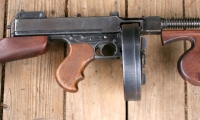 moviegunguy.com, movie prop  Gangsters & G-Men, Thompson Sub-machine gun with drum magazine.