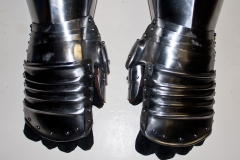 moviegunguy.com,  Medieval Weaponry and Armor, Gauntlets
