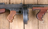 moviegunguy.com, movie prop submachine guns, replica Thompson with drum magazine
