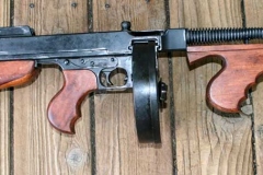 Non-fiirng replica Thompson sub-machine gun with drum.