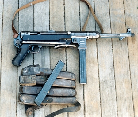 World War II German MP-40 sub-machine gun and magazines (Semi-auto) - repli...